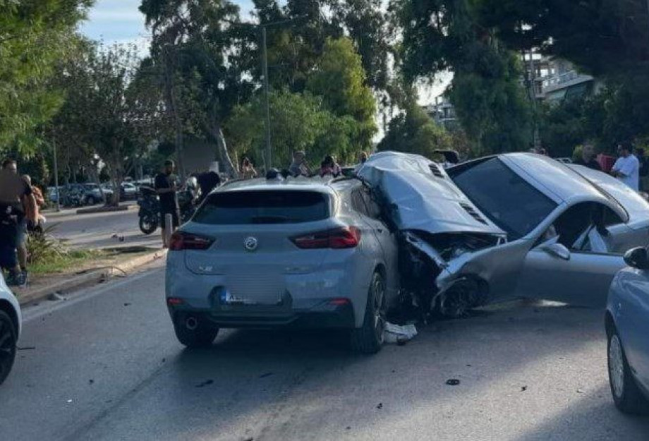 Σφοδρό τροχαίο στη Γλυφάδα: Αυτοκίνητο πέρασε μέσα από πάρκο και έπεσε πάνω σε δύο ΙΧ και ένα ταξί Σφοδρό τροχαίο στη Γλυφάδα: Αυτοκίνητο πέρασε μέσα από πάρκο και έπεσε πάνω σε δύο ΙΧ και ένα ταξί