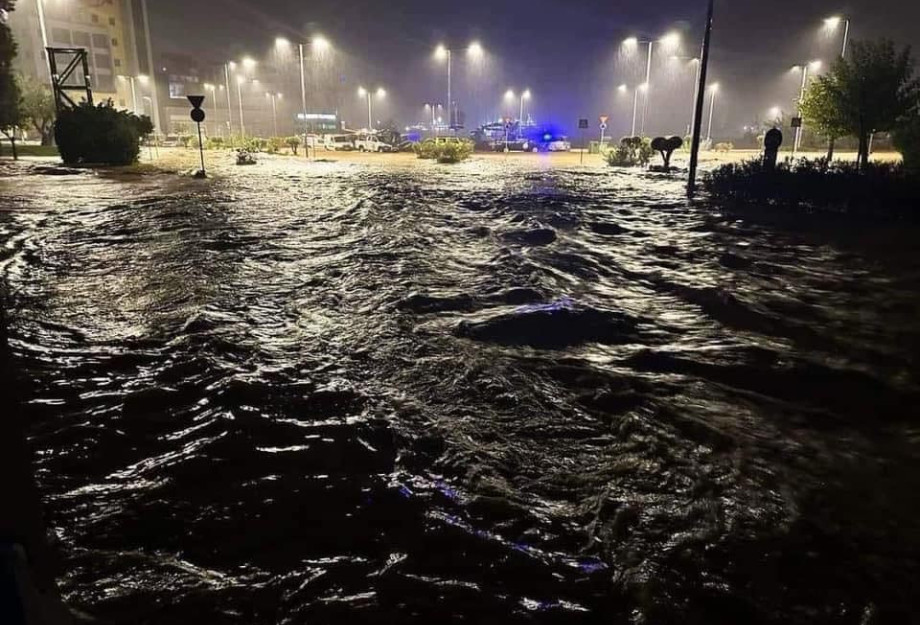 Απίστευτη εικόνα από την κακοκαιρία στον Βόλο: «Κύματα» σε κεντρικό δρόμο της πόλης Απίστευτη εικόνα από την κακοκαιρία στον Βόλο: «Κύματα» σε κεντρικό δρόμο της πόλης