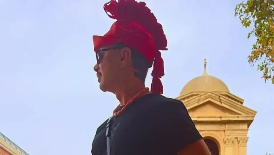 Ο Λάκης Γαβαλάς ποζάρει με κόκκινη περικεφαλαία: «Πόσο φοβάμαι μην μπερδέψω την 25η Μαρτίου με την 28η Οκτωβρίου»