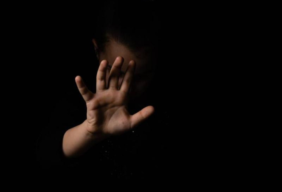 «Άντρας» χτύπησε τη φοιτήτρια σύζυγό του στο κεφάλι επειδή πίστευε ότι έχει σχέση με καθηγητή της «Άντρας» χτύπησε τη φοιτήτρια σύζυγό του στο κεφάλι επειδή πίστευε ότι έχει σχέση με καθηγητή της