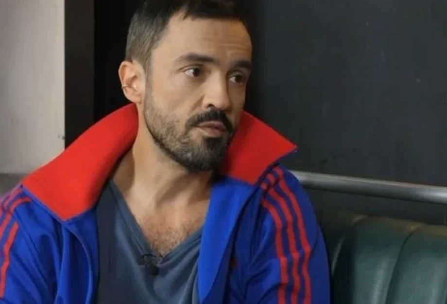 Δημήτρης Κουρούμπαλης: «Ζω με πολλούς ανθρώπους τους οποίους σε ένα μεγάλο ποσοστό δεν τους αντέχω»