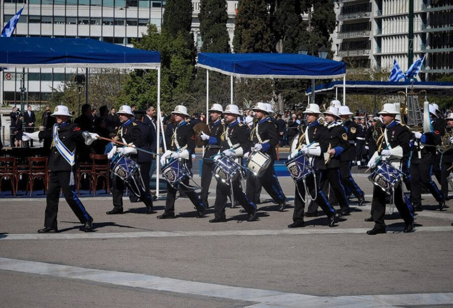 Με το «Μακεδονία ξακουστή» στο Σύνταγμα η μπάντα του Πολεμικού Ναυτικού Με το «Μακεδονία ξακουστή» στο Σύνταγμα η μπάντα του Πολεμικού Ναυτικού