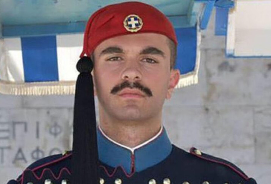 Συγκίνηση: Ευζωνας παρήλασε φορώντας την φουστανέλα του αδικοχαμένου Σπύρου Θωμά Συγκίνηση: Ευζωνας παρήλασε φορώντας την φουστανέλα του αδικοχαμένου Σπύρου Θωμά