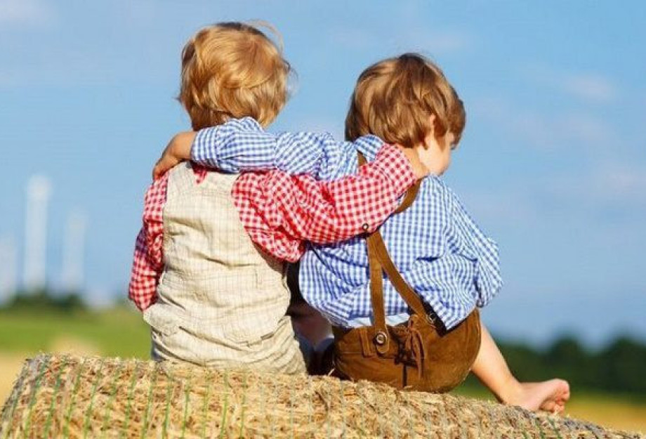 Δυο φίλοι και δυο μηνύματα: Μια ιστορία που εξηγεί ακριβώς τι σημαίνει πραγματική φιλία. Δυο φίλοι και δυο μηνύματα: Μια ιστορία που εξηγεί ακριβώς τι σημαίνει πραγματική φιλία.