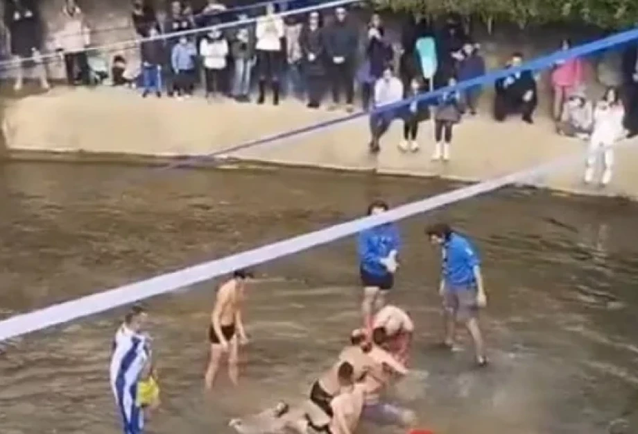 Θεοφάνεια στα Τρίκαλα: Τραβούσαν τον σταυρό για το ποιος θα τον πάρει Θεοφάνεια στα Τρίκαλα: Τραβούσαν τον σταυρό για το ποιος θα τον πάρει