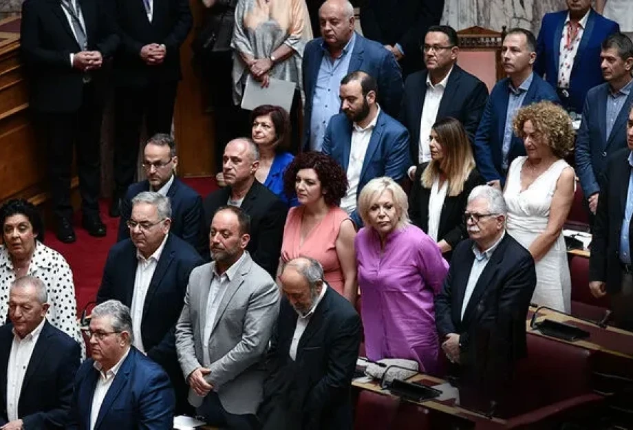Την επαναφορά του 13 ου και της 14 ου μισθού και σύνταξης ζητά με τροπολογία το ΚΚΕ Την επαναφορά του 13 ου και της 14 ου μισθού και σύνταξης ζητά με τροπολογία το ΚΚΕ