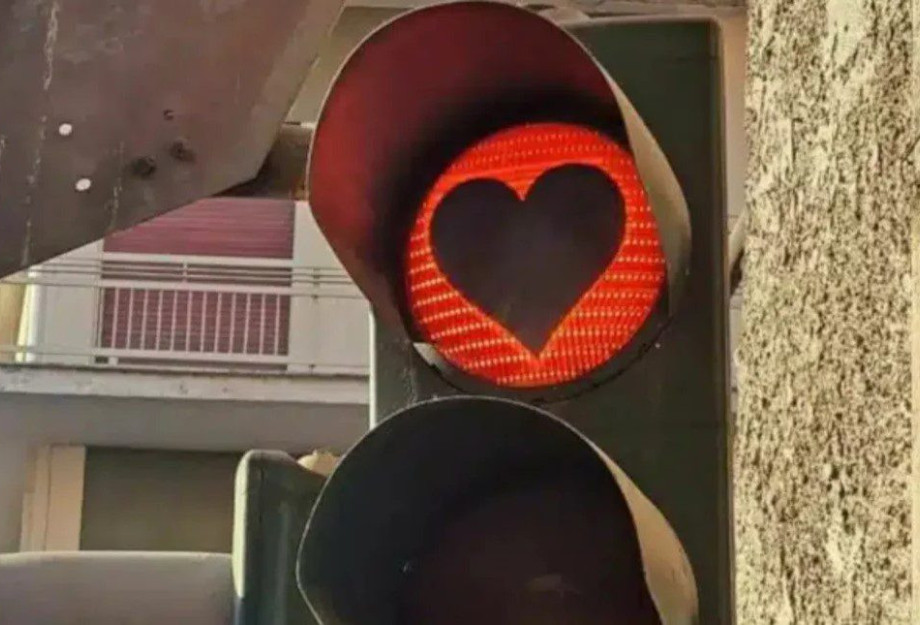 Άγιος Βαλεντίνος: Love is in the air στη Λαμία – Σε σχήμα καρδιάς τα φανάρια Άγιος Βαλεντίνος: Love is in the air στη Λαμία – Σε σχήμα καρδιάς τα φανάρια