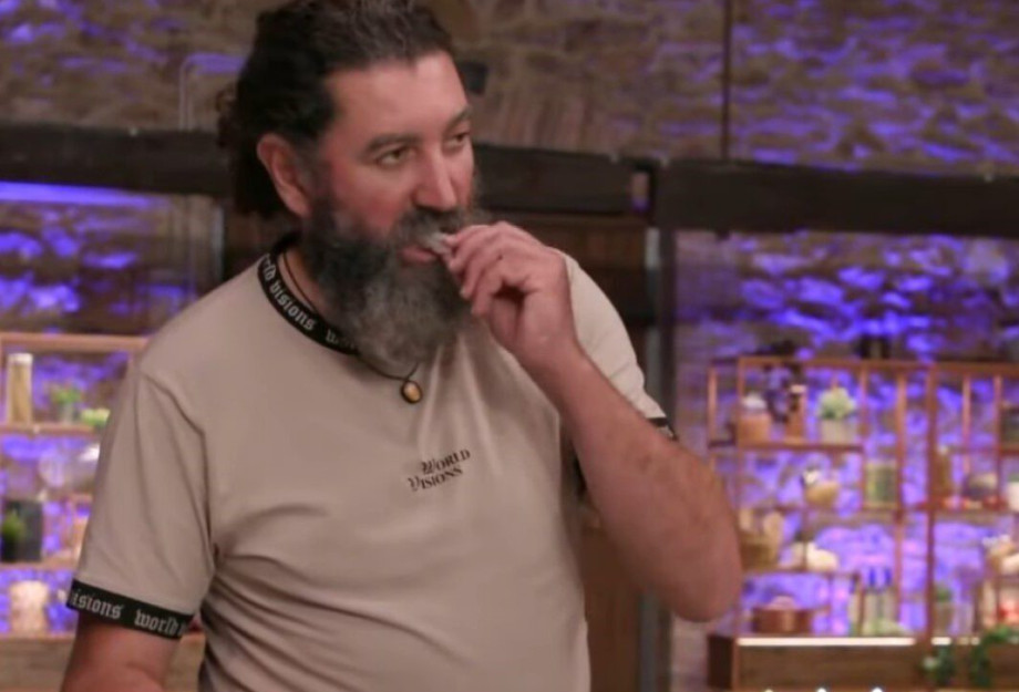 MasterChef: Σάλος με παίκτη που δοκίμασε το ψάρι και το έβαλε ξανά μέσα στην κατσαρόλα MasterChef: Σάλος με παίκτη που δοκίμασε το ψάρι και το έβαλε ξανά μέσα στην κατσαρόλα