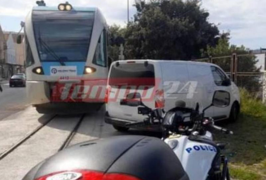 Πάτρα: Πάρκαρε το όχημα στις ράγες του Προαστιακού για να πάει για καφέ! Πάτρα: Πάρκαρε το όχημα στις ράγες του Προαστιακού για να πάει για καφέ!