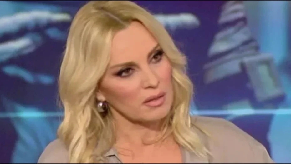 Πέγκυ Ζήνα: «Είναι απίστευτη παρακμή να φοράς ελάχıστα ρούχα χωρίς να έχεις φωνή»