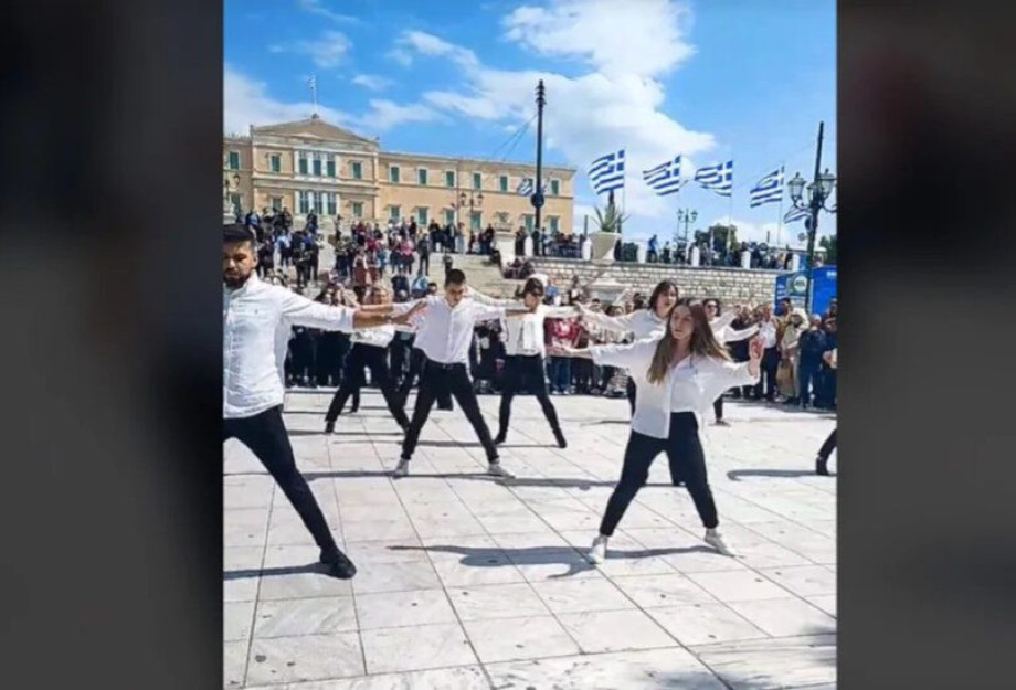 Μαθητές μετά την παρέλαση χόρεψαν τραγούδι του Οικονομόπουλου στο Σύνταγμα και έγιναν viral [βίντεο]
