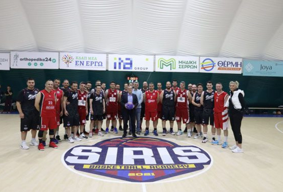 Μια μπάλα για τον Ερυθρό Σταυρό από την Siris Basketball Academy Μια μπάλα για τον Ερυθρό Σταυρό από την Siris Basketball Academy