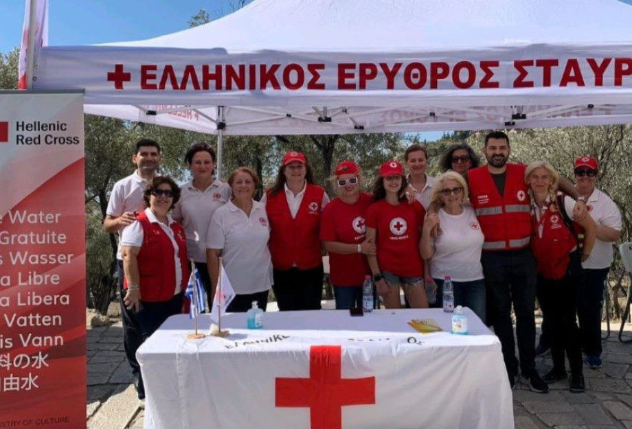 Ο Ελληνικός Ερυθρός Σταυρός διένειμε 5.000 μπουκάλια εμφιαλωμένο νερό στους επισκέπτες της Ακρόπολης Ο Ελληνικός Ερυθρός Σταυρός διένειμε 5.000 μπουκάλια εμφιαλωμένο νερό στους επισκέπτες της Ακρόπολης