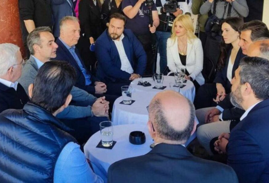 Ευρωεκλογές: Άπαντες παρόντες οι βουλευτές στο Μέγαρο Μαξίμου Ευρωεκλογές: Άπαντες παρόντες οι βουλευτές στο Μέγαρο Μαξίμου