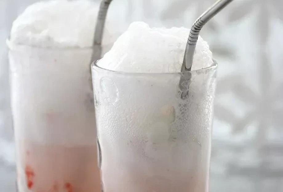 Soda ice cream με σιρόπι φράουλα Soda ice cream με σιρόπι φράουλα