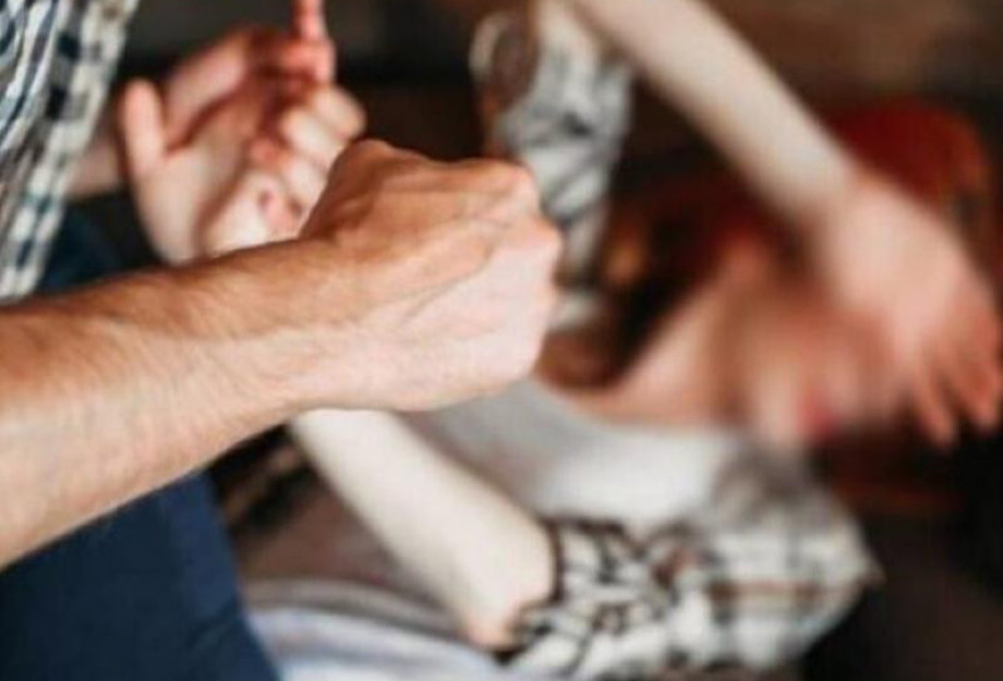 Φρίκη: Απείλησε με όπλο τη σύζυγό του για να συνευρεθούν Φρίκη: Απείλησε με όπλο τη σύζυγό του για να συνευρεθούν