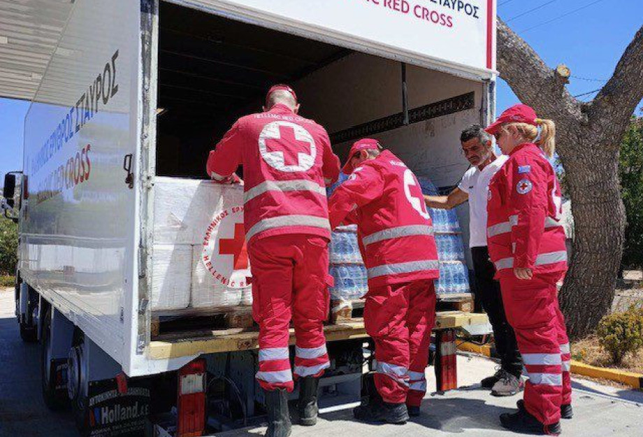 O Ελληνικός Ερυθρός Σταυρός διένειμε 3.000 μπουκάλια εμφιαλωμένο νερό στους πυρόπληκτους O Ελληνικός Ερυθρός Σταυρός διένειμε 3.000 μπουκάλια εμφιαλωμένο νερό στους πυρόπληκτους