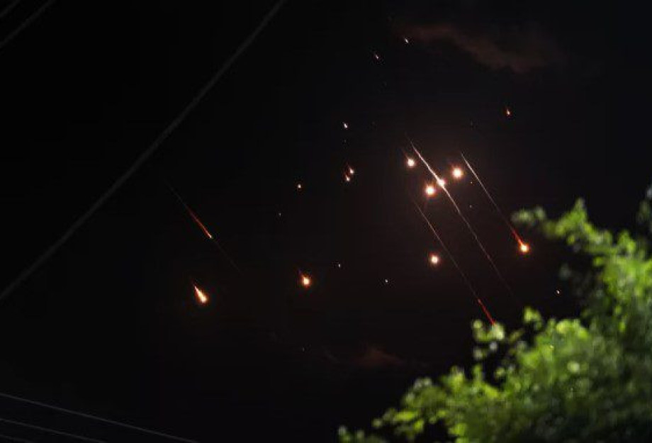Επιβάτης πτήσης καταγράφει τη στιγμή που το Ιράν εκτοξεύει τους πυραύλους κατά του Ισραήλ Επιβάτης πτήσης καταγράφει τη στιγμή που το Ιράν εκτοξεύει τους πυραύλους κατά του Ισραήλ