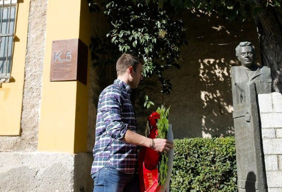 Ο Στέφανος Κασσελάκης κατέθεσε στεφάνι στο μνημείο του πρώην ΕΑΤ-ΕΣΑ Ο Στέφανος Κασσελάκης κατέθεσε στεφάνι στο μνημείο του πρώην ΕΑΤ-ΕΣΑ