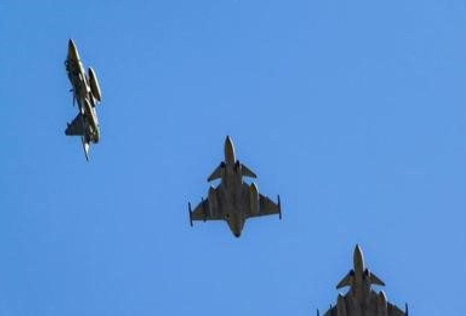 Αερομαχίες και διελεύσεις πολεμικών αεροσκαφών πάνω από το Θερμαϊκό για τη γιορτή της Πολεμικής Αεροπορίας Αερομαχίες και διελεύσεις πολεμικών αεροσκαφών πάνω από το Θερμαϊκό για τη γιορτή της Πολεμικής Αεροπορίας