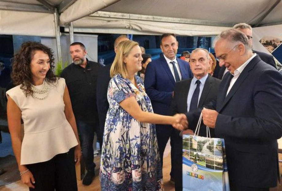 Ο Υπουργός Ανάπτυξης Τάκης Θεοδωρικάκος στο περίπτερο της ΔΕΥΑ Σερρών Ο Υπουργός Ανάπτυξης Τάκης Θεοδωρικάκος στο περίπτερο της ΔΕΥΑ Σερρών