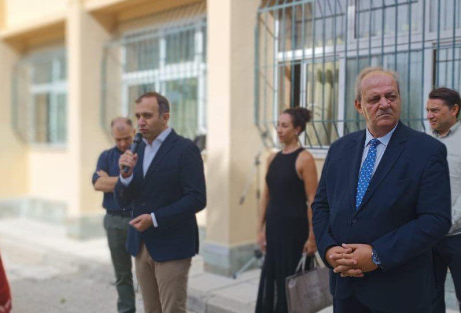 Ο Τάσος Χατζηβασιλείου βρέθηκε κοντά στα παιδιά στον αγιασμό για τη νέα σχολική χρονιά