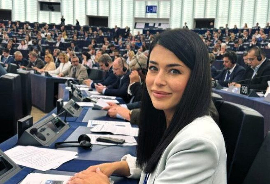 Κερδίζει έδαφος η Αφροδίτη Λατινοπούλου μαζί με Λε Πεν, Όρμπαν, Σαλβίνι, και Βίλντερς Κερδίζει έδαφος η Αφροδίτη Λατινοπούλου μαζί με Λε Πεν, Όρμπαν, Σαλβίνι, και Βίλντερς