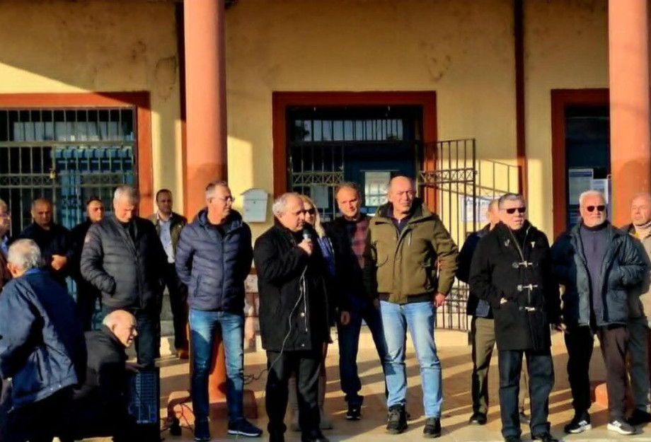 Στο Σταθμό της Ροδόπολης από κατοίκους του Δήμου Σιντικής συμβολικός αποκλεισμός της σιδηροδρομικής γραμμής Στο Σταθμό της Ροδόπολης από κατοίκους του Δήμου Σιντικής συμβολικός αποκλεισμός της σιδηροδρομικής γραμμής