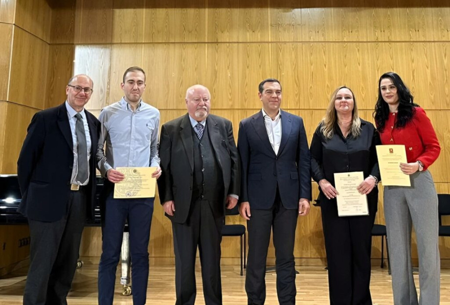Απένειμε ο Αλέξης Τσίπρας Βραβεία σε φοιτητές του Πανεπιστημίου Μακεδονίας Απένειμε ο Αλέξης Τσίπρας Βραβεία σε φοιτητές του Πανεπιστημίου Μακεδονίας