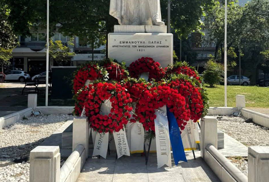 Γέμισε στεφάνια το άγαλμα του Εμμανουήλ Παππά Γέμισε στεφάνια το άγαλμα του Εμμανουήλ Παππά