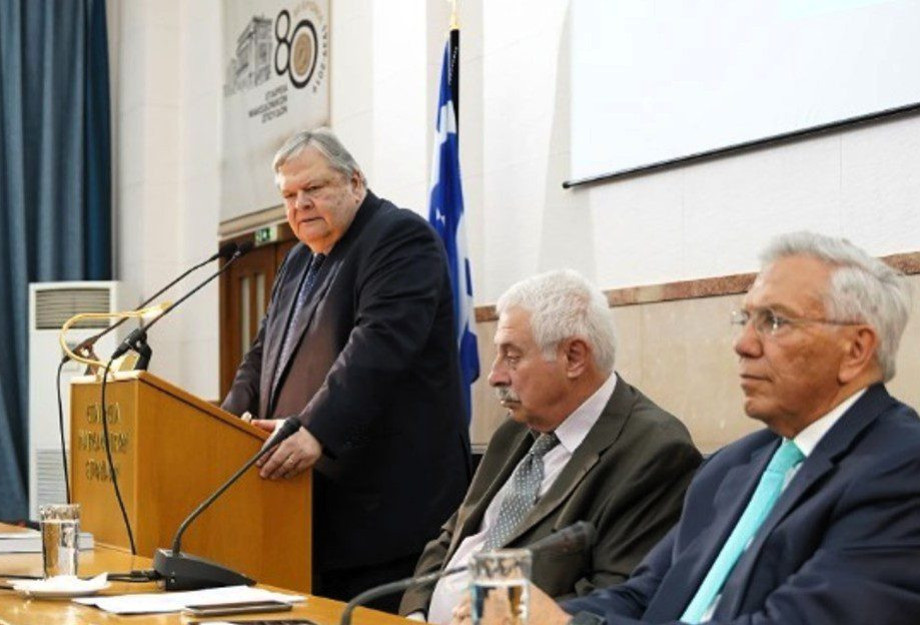 Στην παρουσίαση του βιβλίου του Βαληνάκη, με ομιλητή τον Βενιζέλο γαλάζιο το ακροατήριο λόγω Καραμανλή Στην παρουσίαση του βιβλίου του Βαληνάκη, με ομιλητή τον Βενιζέλο γαλάζιο το ακροατήριο λόγω Καραμανλή