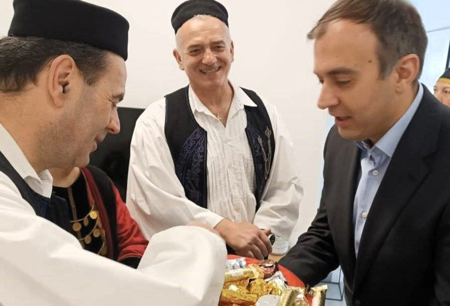 Τα Κάλαντα του Λαζάρου έψαλλαν Παιδιά και Μέλη Πολιτιστικών Συλλόγων στον ΥΦΥΠΕΞ Τάσο Χατζηβασιλείου Τα Κάλαντα του Λαζάρου έψαλλαν Παιδιά και Μέλη Πολιτιστικών Συλλόγων στον ΥΦΥΠΕΞ Τάσο Χατζηβασιλείου