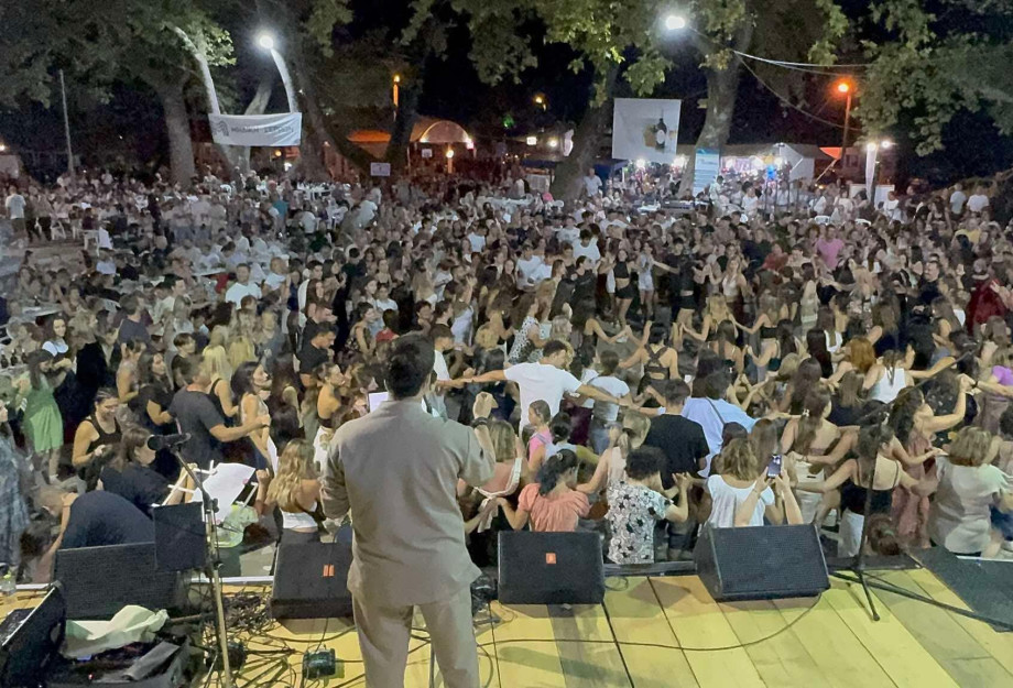 Χιλιάδες κόσμου στον Άγιο Ιωάννη απογείωσαν την μπακάλικη πιπεριά Χιλιάδες κόσμου στον Άγιο Ιωάννη απογείωσαν την μπακάλικη πιπεριά