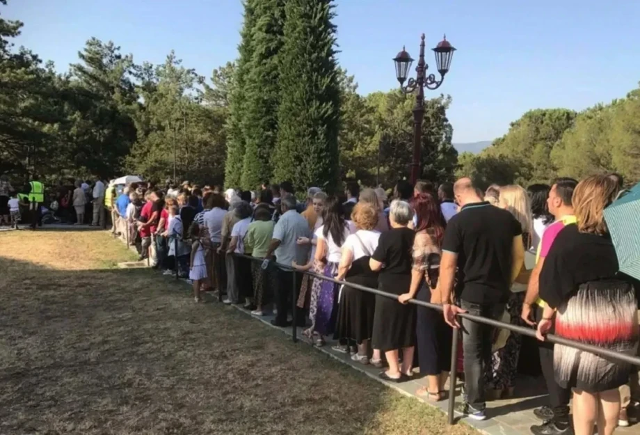 30.000 πιστοί προσκύνησαν τον τάφο του Άγιου Παΐσιου ανήμερα της εορτής του – Αναμονή έως 4 ώρες 30.000 πιστοί προσκύνησαν τον τάφο του Άγιου Παΐσιου ανήμερα της εορτής του – Αναμονή έως 4 ώρες