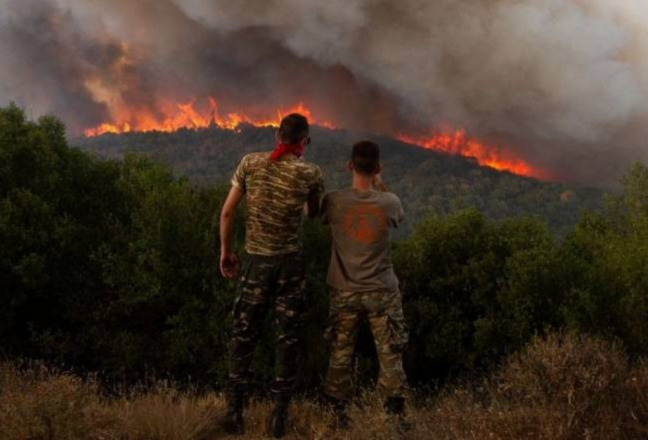 Μαίνεται η φωτιά στη Βουρβουρού Χαλκιδικής: Εκκενώθηκε κάμπινγκ - Πυρκαγιές και σε Λασίθι, Κύθηρα Μαίνεται η φωτιά στη Βουρβουρού Χαλκιδικής: Εκκενώθηκε κάμπινγκ - Πυρκαγιές και σε Λασίθι, Κύθηρα