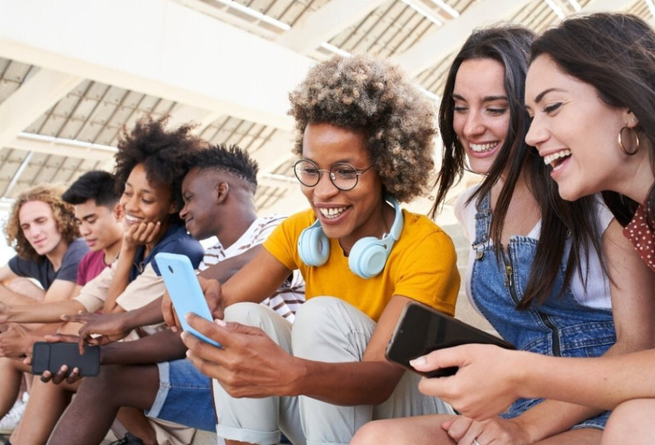 Gen Z & TikTok: Όταν μια εφαρμογή διαμορφώνει ολόκληρη γενιά Gen Z & TikTok: Όταν μια εφαρμογή διαμορφώνει ολόκληρη γενιά