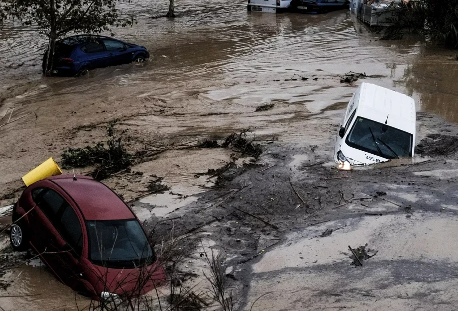 Η Ισπανία πνίγεται από τις πλημμύρες, η Βρετανία καίγεται από τη ζέστη - Εικόνες αποκάλυψης σε δημοφιλή θέρετρα Η Ισπανία πνίγεται από τις πλημμύρες, η Βρετανία καίγεται από τη ζέστη - Εικόνες αποκάλυψης σε δημοφιλή θέρετρα