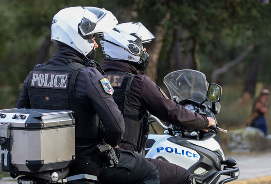 Ληστεία σε μίνι μάρκετ στην Πάτρα: Απείλησε εργαζόμενο με μαχαίρι και άρπαξε 1.700 ευρώ Ληστεία σε μίνι μάρκετ στην Πάτρα: Απείλησε εργαζόμενο με μαχαίρι και άρπαξε 1.700 ευρώ