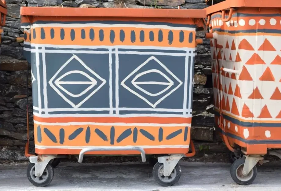 Στην Άνδρο ζωγράφισαν τους κάδους και άλλαξαν το χωριό τους