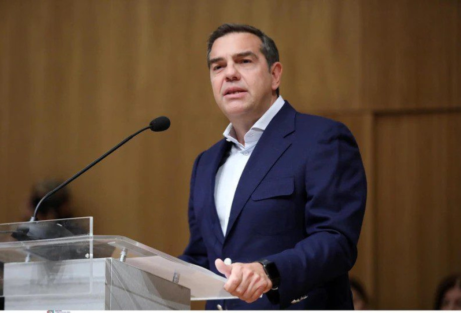 Στο παρασκήνιο ετοιμάζεται ο Αλέξης…. Στο προσκήνιο κάνει την ….πάπια! Στο παρασκήνιο ετοιμάζεται ο Αλέξης…. Στο προσκήνιο κάνει την ….πάπια!
