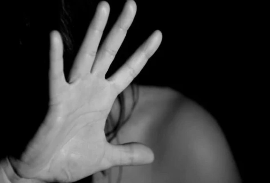Φρίκη στην Ελευσίνα: Κατακρατούσε χωρίς τη θέλησή της 17χρονη, την βίαζε και την εξέδιδε Φρίκη στην Ελευσίνα: Κατακρατούσε χωρίς τη θέλησή της 17χρονη, την βίαζε και την εξέδιδε