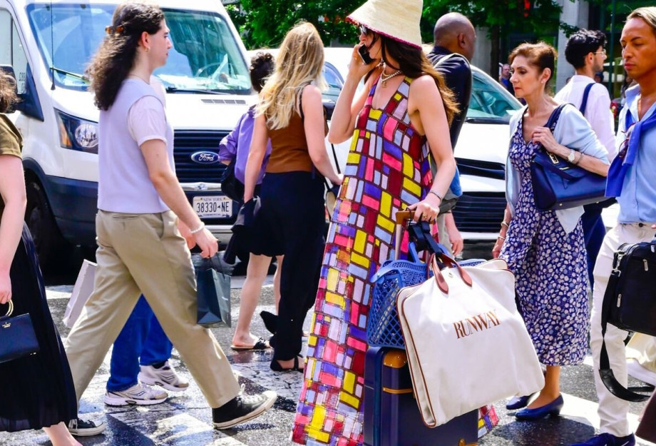 Anne Hathaway | Mε summer maxi φόρεμα και τσάντα Fendi στις πρώτες εικόνες του The Devil Wears Prada 2 Anne Hathaway | Mε summer maxi φόρεμα και τσάντα Fendi στις πρώτες εικόνες του The Devil Wears Prada 2