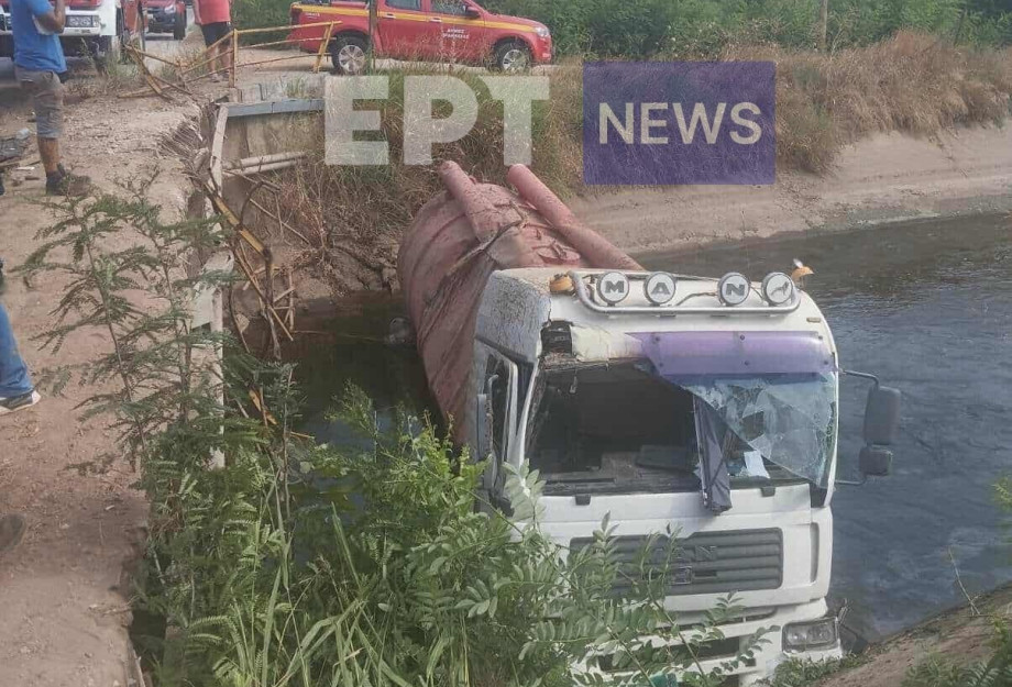 Βυτιοφόρο έπεσε σε κανάλι στη Νιγρίτα Σερρών Βυτιοφόρο έπεσε σε κανάλι στη Νιγρίτα Σερρών