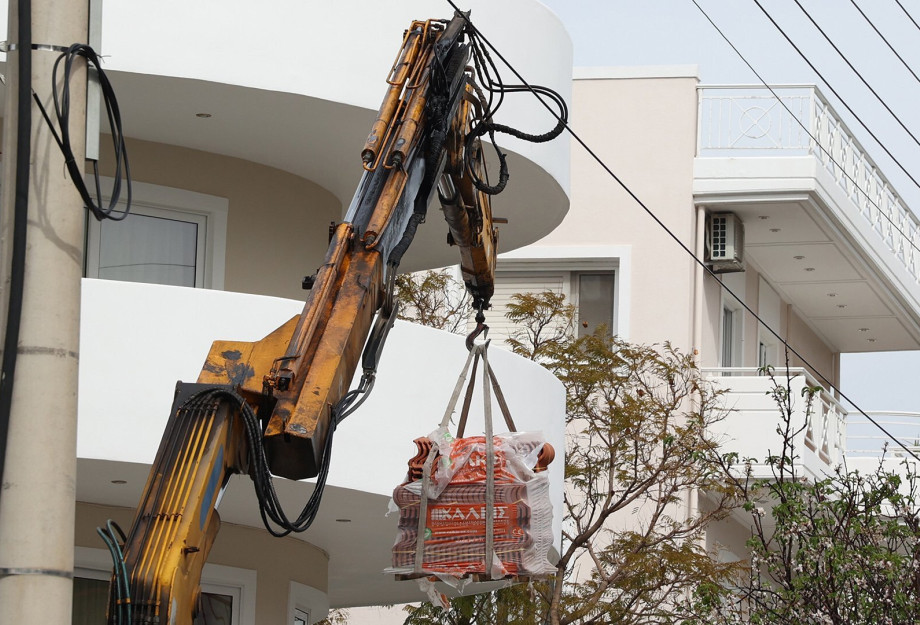 Γερανοφόρο έπεσε πάνω σε διώροφη οικία στο Περιστέρι Γερανοφόρο έπεσε πάνω σε διώροφη οικία στο Περιστέρι