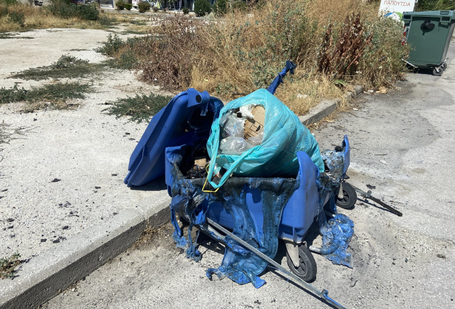 Μπλε κάδοι καίγονται καθημερινά στην πόλη των Σερρών Μπλε κάδοι καίγονται καθημερινά στην πόλη των Σερρών