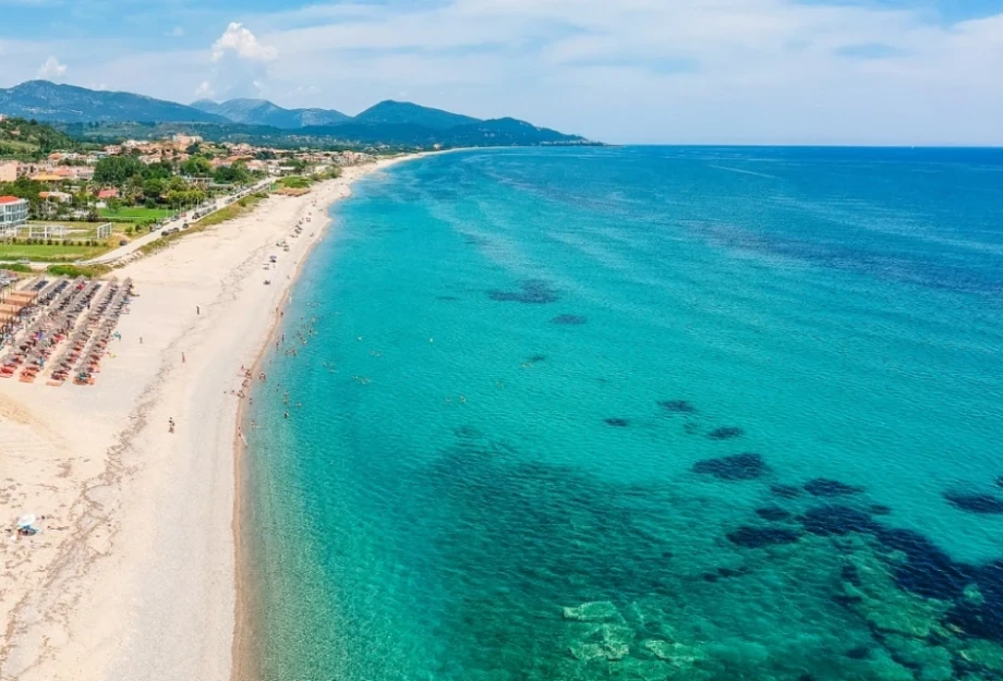 Η μεγαλύτερη παραλία της Ευρώπης βρίσκεται στην Ελλάδα και έχει μήκος 25 χιλιόμετρα Η μεγαλύτερη παραλία της Ευρώπης βρίσκεται στην Ελλάδα και έχει μήκος 25 χιλιόμετρα