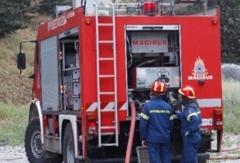 Φωτιά στο Κορωπί: Επιχειρούν επίγειες δυνάμεις της Πυροσβεστικής