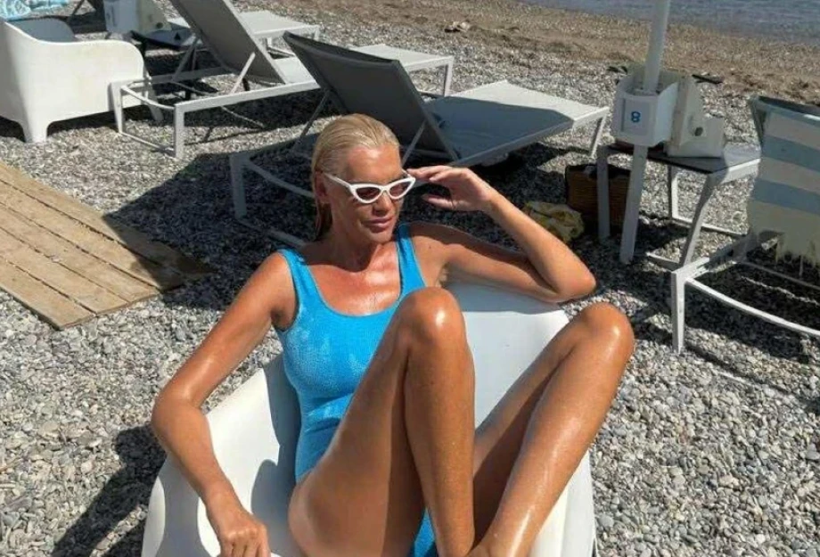 Καλοκαιρινή εξόρμηση για τη Σάσα Σταμάτη – Ποζάρει με εντυπωσιακό beach look