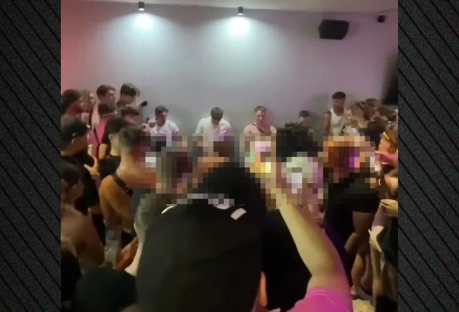 Σάλος στη Ζάκυνθο για τον ερωτικό «διαγωνισμό» μεταξύ τουριστών σε κλαμπ - Στο μικροσκόπιο η γνησιότητα του βίντεο Σάλος στη Ζάκυνθο για τον ερωτικό «διαγωνισμό» μεταξύ τουριστών σε κλαμπ - Στο μικροσκόπιο η γνησιότητα του βίντεο