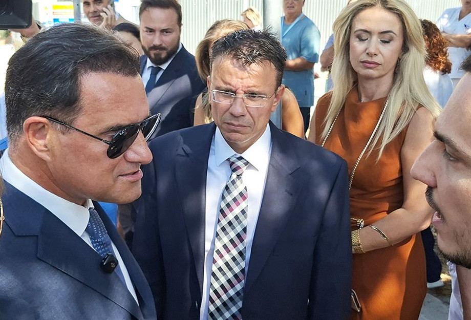 Υπουργός Υγείας - πρόεδρος ΕΝΙΘ: Ένα...beef που κρατάει χρόνια Υπουργός Υγείας - πρόεδρος ΕΝΙΘ: Ένα...beef που κρατάει χρόνια